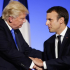 Trump y Macron se saludan tras su rueda de prensa conjunta.-MARKUS SCHREIBER / AP