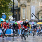 Los ciclistas pedelaean bajo la lluvia durante el Mundial de Yorkshire.-EPA