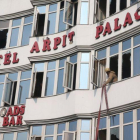 Un bombero realiza labores de resctar tras el incendio en el Hotel Arpit en Nueva Delhi.-EPA