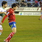 Héctor Verdés trata de frenar a Pedro durante el partido celebrado esta temporada en Los Pajaritos. / DIEGO MAYOR-