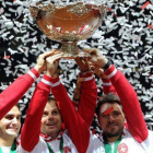 De izquierda a derecha, Marco Chiudinelli, Roger Federer, el capitán Severin Luthi, Stanislas Wawrinka y Michael Lammer, el equipo suizo de la Copa Davis, con el trofeo.-Foto: AFP / PHILIPPE HUGUEN