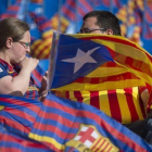 Seguidores azulgranas exhiben sus banderas en el interior del Vicente Calderón horas antes de la celebracion de la final de Copa del Rey.-JORDI COTRINA