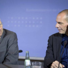 El ministro de Finanzas griego, Yanis Varufakis (derecha), y su homólogo alemán, Wolfgang Schäuble.-Foto:   MICHAEL KAPPELER / EFE
