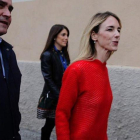 Cayetana Álvarez de Toledo llega al colegio electoral para votar.-JOAN CORTADELLAS