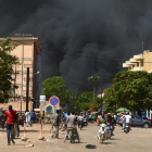 Momento de la explosión cerca de la sede de las fuerzas armadas de Burkina Faso y del centro cultural francés-AHMED OUOBA (AFP)