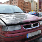 Incendio en el motor de un vehículo, ayer, en la Avenida de Valladolid. / DIEGO MAYOR-