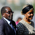 La pareja Robert y Grace Mugabe.-AFP / SIPHIWE SIBEKO