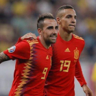 Paco Alcácer (i) celebra junto a Rodrigo el segundo gol de España en Rumanía.-