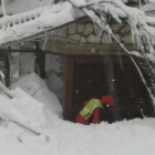 Operación de rescate en el hotel Rigopiano tras la avalancha en Farindola, el 19 de enero.-EFE / ITALIAN MOUNTAIN RESCUE CNAS HAN