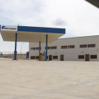 Gasolinera y edificio de control del centro logístico de Valcorba.-Mario Tejedor
