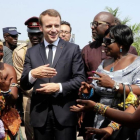 Emmanuel Macron es recibido a su llegada en Ghana con una ceremonia de bienvenida.-/ PERIODICO (AP / LUDOVIC MARIN)