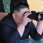El líder de la República Popular Democrática de Corea, Kim Jong-un observa un simulacro de ataque de unidades militares.-KCNA