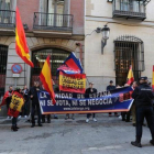 Un grupo de ultras esperan a Mas,en el Ateneo de Madrid, con pancartas y enseñas de Falange.-JUAN MANUEL PRATS