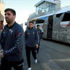 Los jugadores del Albacete, llegando ayer al Clínico de Zaragoza, donde quedó ingresado Pelayo Novo.-- EFE / JAVIER CEBOLLADA