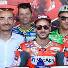 Claudio Domenicali, junto a Andrea Dovizioso, Tito Rabat, Danilo Petrucci y otros ’ducatistas’.-DUCATI CORSE MEDIA