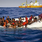 Rescate de una barcaza repleta de migrantes frente a las costas de Lampedusa.-AP / PATRICK BAR
