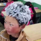El Pequeño Wang, con el pelo congelado, en su colegio.-/ DIARIO DEL PUEBLO