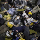 Manifestantes prodemocracia duermen ante la sede de un edificio del Gobierno.-Foto: REUTERS / TYRONE SIU