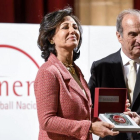 La presidenta del Banco Santander, Ana Botín, recibe la Medalla de Honor al Empresario del Año 2017 que otorga Foment del Treball de manos del presidente de la patronal, Joaquím Gay de Montella-JORDI COTRINA