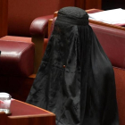 La senadora Pauline Hanson vestida con un burka durante la sesión parlamentaria este jueves en Canberra, Australia-REUTERS