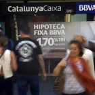 Ofertas de hipotecas, en una oficina bancaria de Catalunya Caixa-BBVA de Barcelona.-DANNY CAMINAL