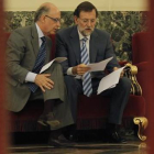 Montoro y Rajoy estudian unos papeles durante un pleno en el Congreso.-JOSÉ LUIS ROCA