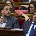 Oriol Junqueras, Marta Rovira y Carles Puigdemont, en el Parlament antes de su destitución y disolución.-ALBERT BERTRAN