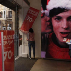 Carteles de rebajas en enero.-ALBERT BERTRAN
