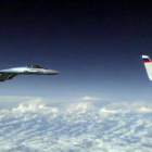 Un F18 de la OTAN se acerca a un avión donde viaja el ministro de defensa ruso.-EFE