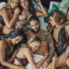 La imagen de Maluma rodeado de chicas semidesnudas, uno de los últimos focos de polémica del cantante colombiano.-EL PERIÓDICO
