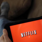 Un usuario de Netflix accede a la plataforma de televisión de pago por internet en el salón de su casa.-AP