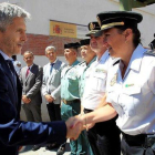 Fernando Grande-Marlaska saluda a policías y guardias civiles durante una visita a Algeciras (Cádiz) en julio pasado.-A CARRASCO RAGEL (EFE)