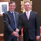 El nuevo alcalde de El Burgo, junto con el anterior, Antonio Pardo .-
