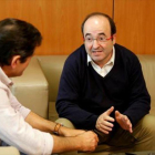 El líder del PSC, Miquel Iceta, y el presidente de la gestora del PSOE, Javier Fernández.-JUAN MANUEL PRATS