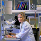 Carolina Vicente, en el laboratorio-E. CARRASCAL