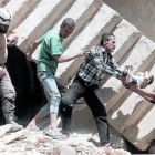 Rescate de un niño entre los escombros en Alepo, en abril.-ARCHIVO / AFP