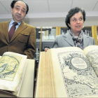 López Represa y Teresa Lafuente ayer en la Biblioteca Pública con los dos volúmenes restaurados del siglo XVI, mutilados en 2009. / VALENTÍN GUISANDE-
