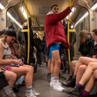 Unas personas sin pantalones en la estación londinense de Liverpool Street.-/ AFP / BEN STANSALL