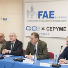 Los presidentes de FAE y Fundación Atapuerca, Miguel Ángel Benavente y Antonio Méndez Pozo, respectivamente, firman el convenio acompañados por los vicepresidentes de la Fundación Atapuerca, Eudald Carbonell (I), y José María Bermudez de Castro (D)-Ical