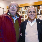 Juan Cueto (izquierda) y Juan Cruz, en la librería Cervantes, de Oviedo, la tarde del lunes pasado.-CRISTÓBAL ROVÉS