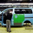 Producción de la furgoneta eléctrica eNV200 en la planta de Nissan en la Zona Franca.-EL PERIÓDICO
