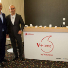 Celestino García (Samsung) y Antonio Coimbra (Vodafone) en la presentación del acuerdo en el marco del Mobile World Congress de Barcelona.-EL PERIÓDICO