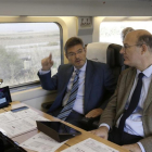 El ministro de Fomento en funciones, Rafael Catalá (izquierda), conversa con el presidente de Renfe, Pablo Vázquez, en el AVE donde han presentado el servicio de wifi.-EFE / ZIPI