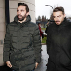 Figueras (izquierda) y Torres llegan a la Audiencia Provincial de Navarra.-EFE / JESÚS DIGES