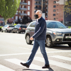 El portavoz del PP, Javier Muñoz Remacha, cruza la avenida de Valladolid. GONZALO MONTESEGURO