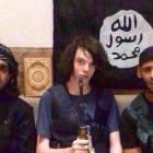 Jake, el joven yihadista australiano con otros terroristas.-