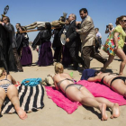 Bañistas y cofrades, en la playa de la Malvarrosa de Valencia, en la Semana Santa del 2014.-MIGUEL LORENZO