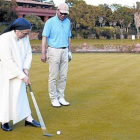 Lucía Caram juega a golf en un campo solo apto para multimillonarios.-Foto: MEDIASET