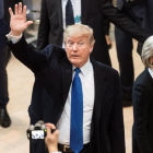 Trump saluda a su llegada al Foro Económico Mundial, en Davos, el 25 de enero.-EFE / LAURENT GILLIERON