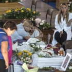 Familiares y amigos, junto a los féretros de los fallecidos en el terremoto de Italia del miércoles, este sábado, en Ascoli Piceno.-EFE / MASSIMO PERCOSSI